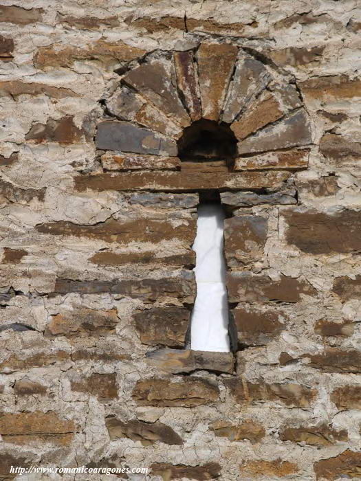 VENTANAL DE ARCO DE HERRADURA EN BASE SUR DE LA TORRE